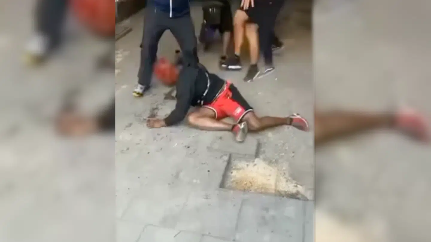 Man kan høre en mand råbe, at angrebet skal fortsætte på en blanding af polsk og dansk – ifølge B.T.s oplysninger har manden været en del af tæskeholdet.