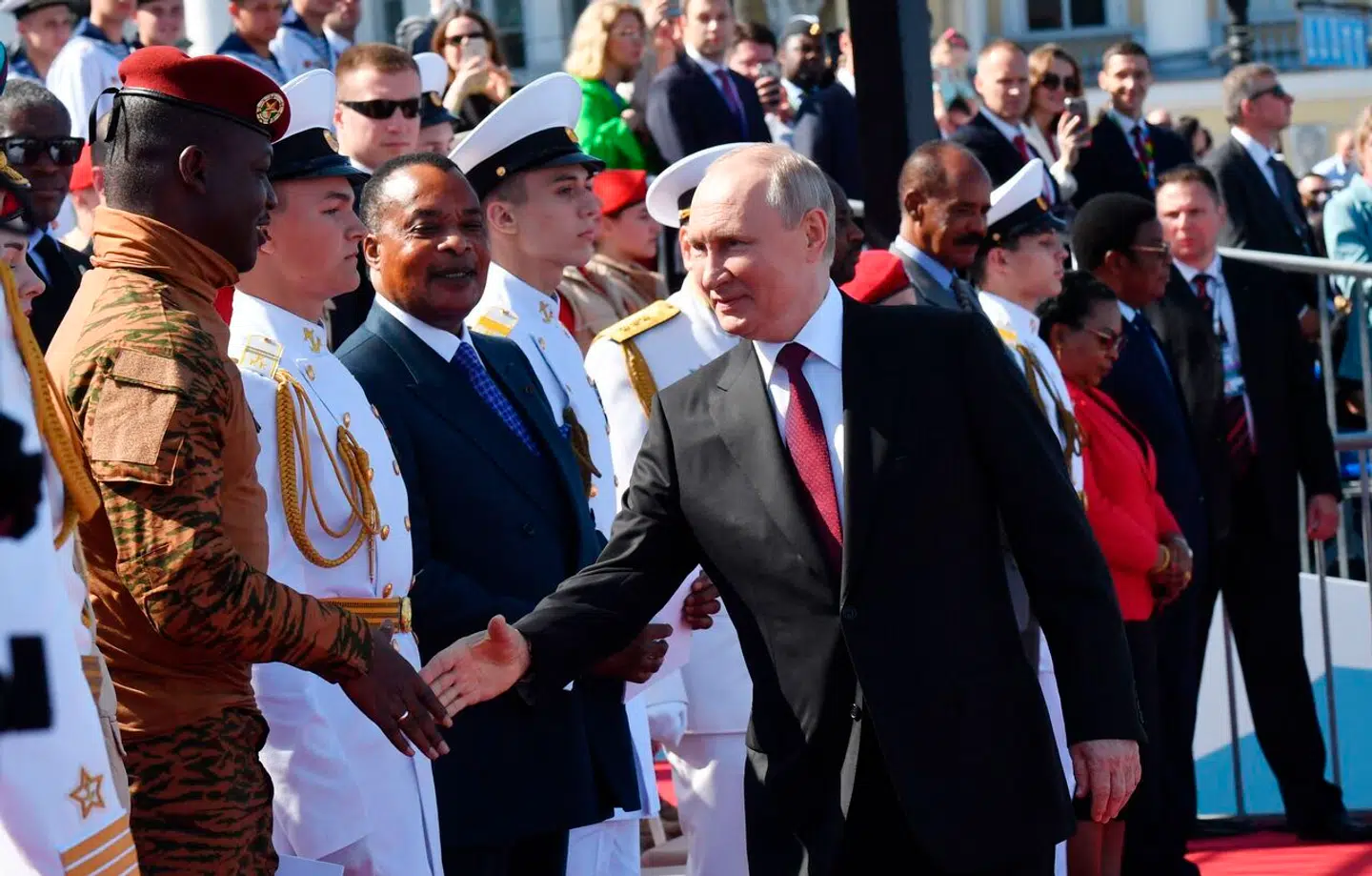 Ruslands præsident, Vladimir Putin, deltog søndag formiddag i en militærparade i Sankt Petersborg sammen med en række afrikanske ledere.