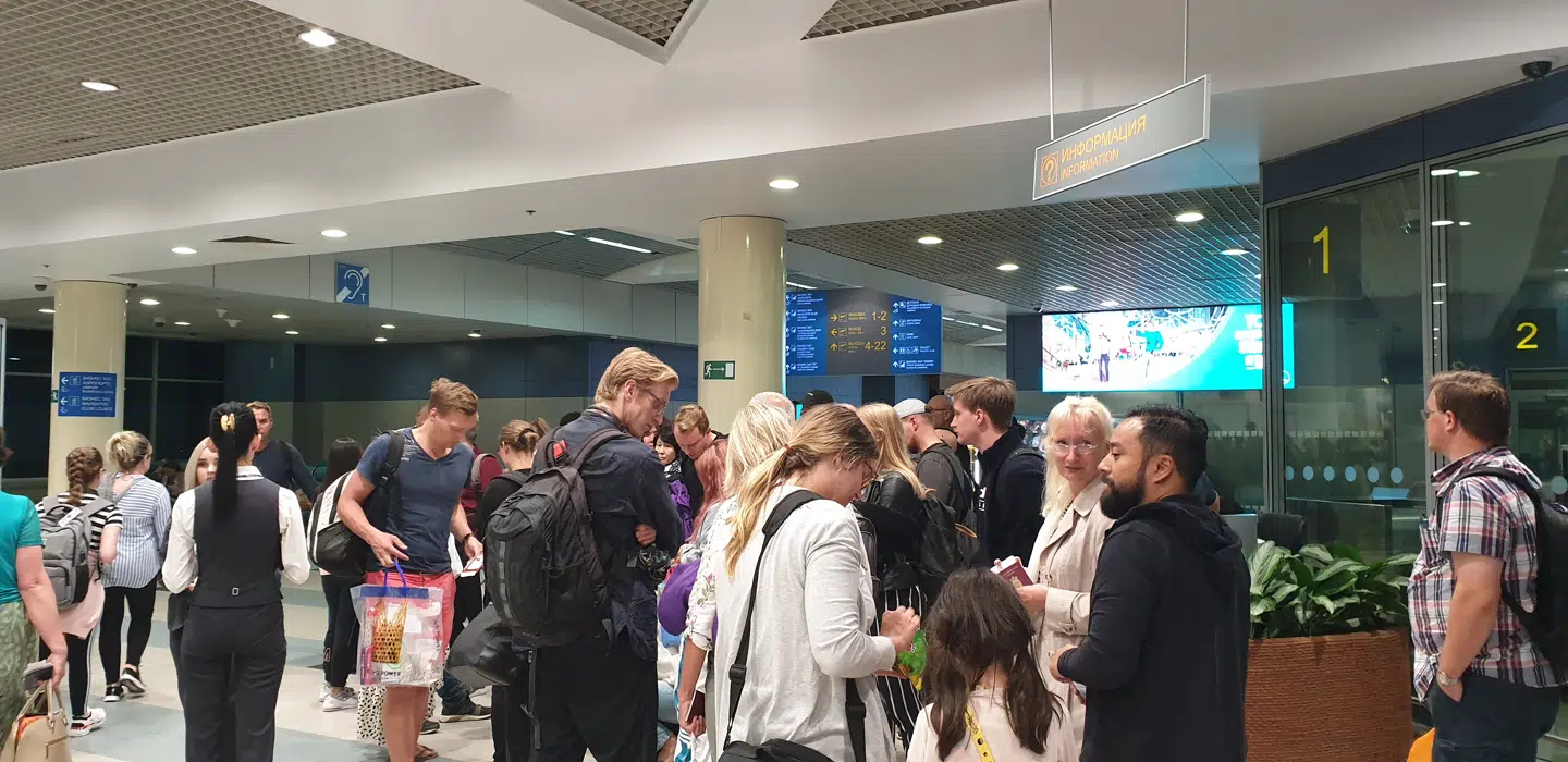 Siden sikkerhedslandingen har flyets passagerer ventet på mere information om situationen - hidtil forgæves.