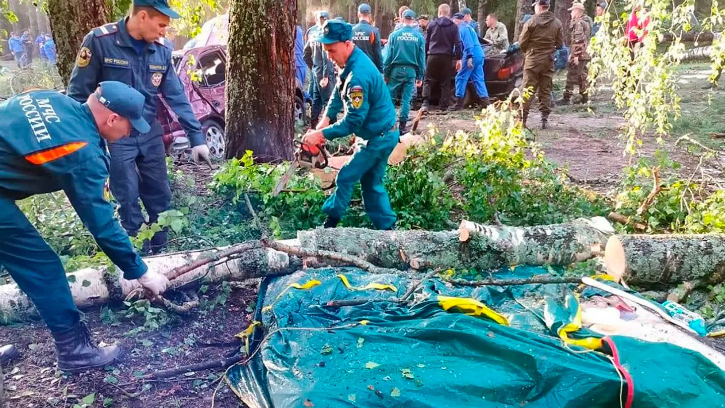 Redningsarbejdere knokler i kaosset efter den voldsomme storm.