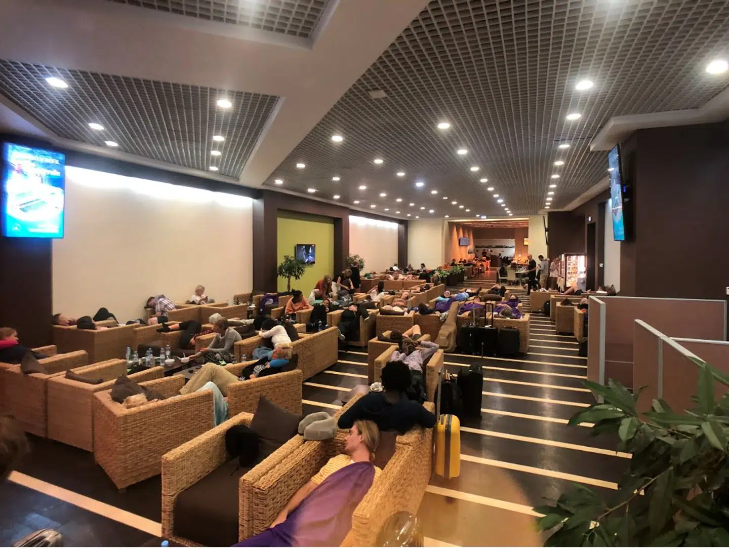 Sådan så der mandag morgen ud i business-loungen i Moskvas Lufthavn, hvor mange danske passagerer på vej hjem fra Thailand er strandet på grund af en sikkerhedslanding.