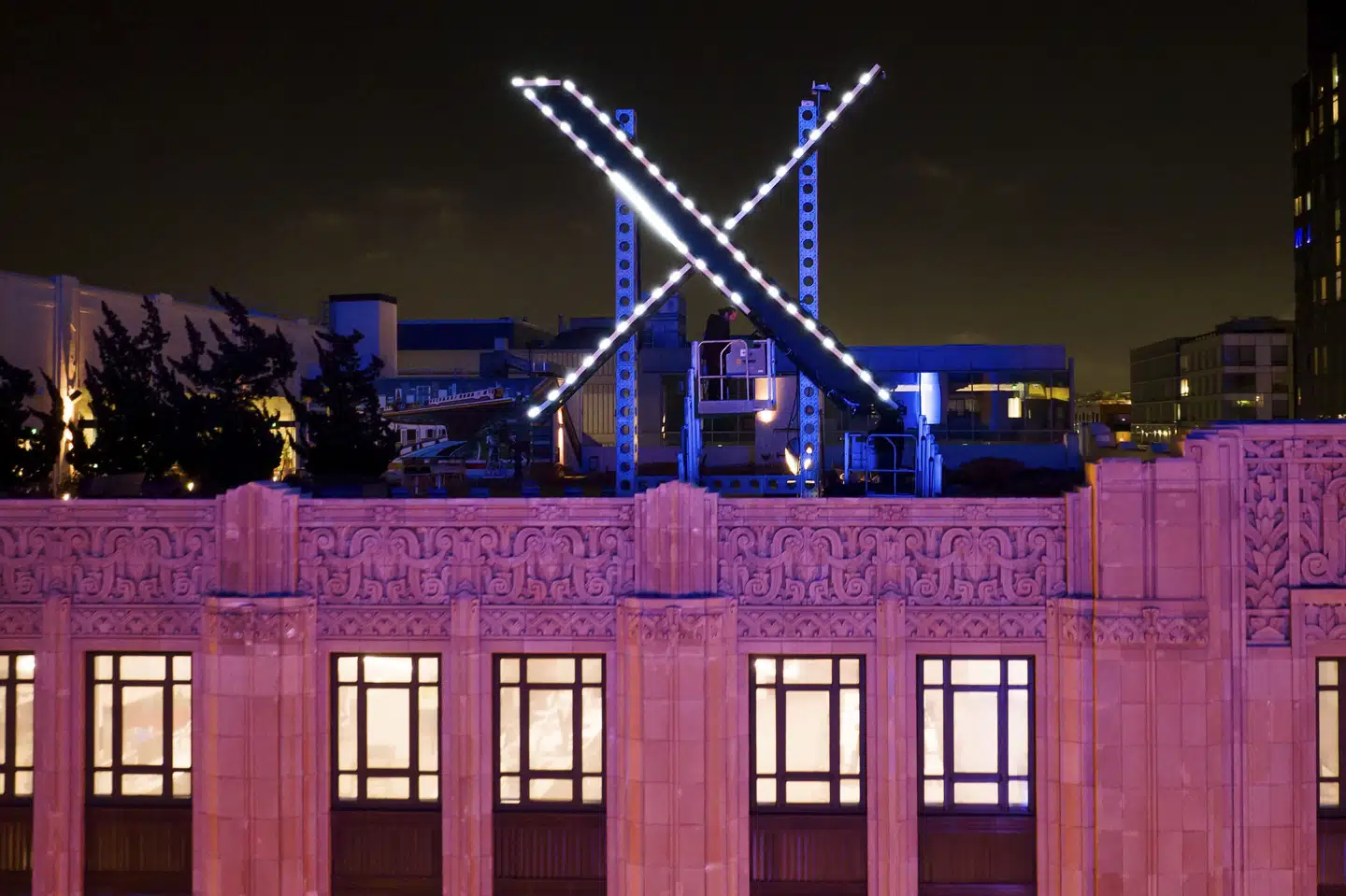 Det store X-skilt på taget af det sociale medies hovedkvarter i San Francisco kan snildt lyse nabobygningen på tværs af gaden op. Noah Berger/Ritzau Scanpix