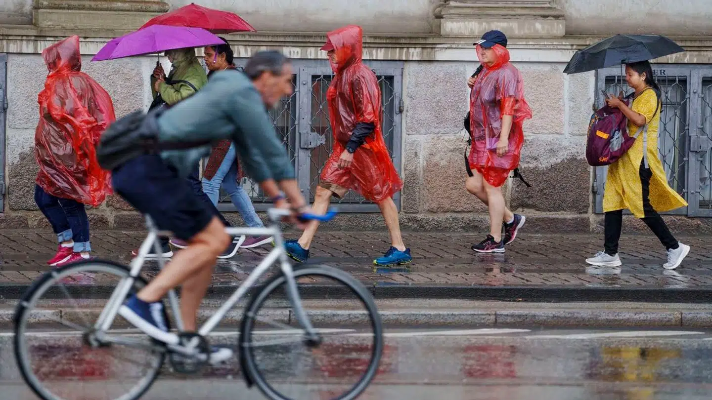 Paraply og regntøj bør også i denne uge være en del af oppakningen, når man begiver sig ud i Danmark.