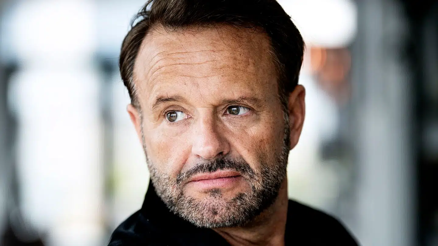 Dennis Knudsen, stylist, makeupartist og frisør, blev som 56-årig far til skønne Lucas.