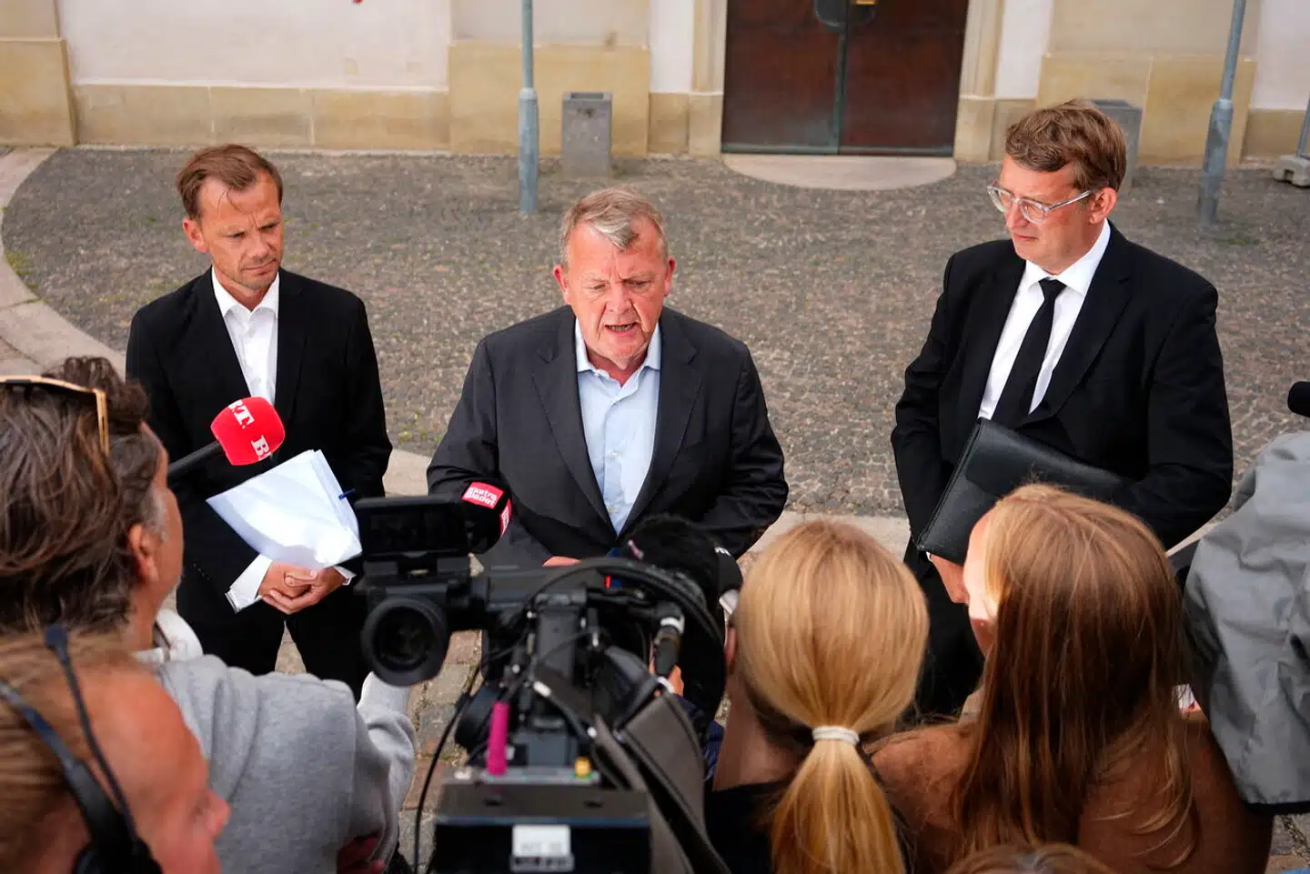 »Den danske regering har efter kun få dages intensiveret pres besluttet sig til at lægge sig ned og rulle rundt og give efter. Det vil næppe slukke de islamistiske regimers tørst efter mere,« skriver Tom Jensen i denne leder.