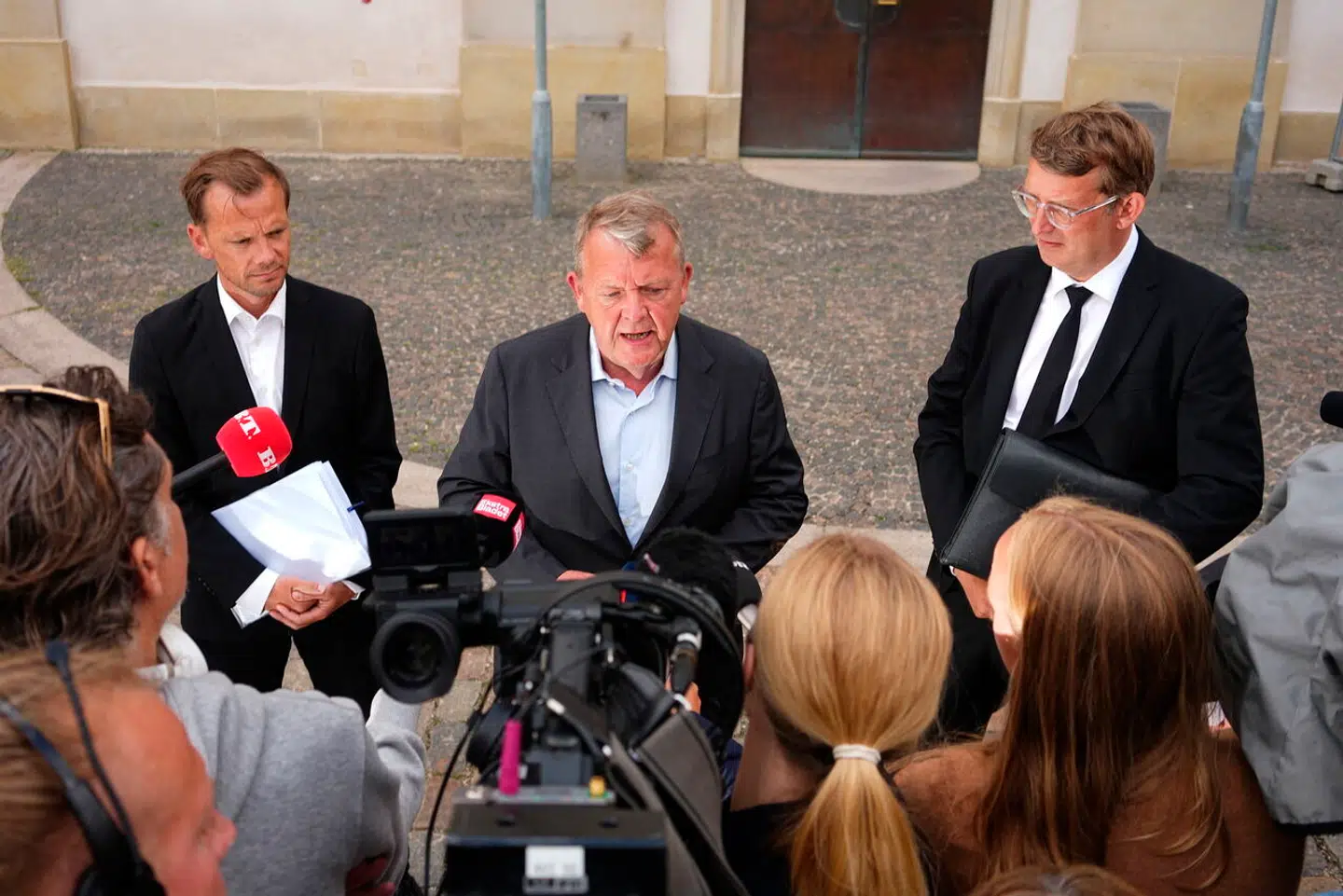 »Den danske regering har efter kun få dages intensiveret pres besluttet sig til at lægge sig ned og rulle rundt og give efter. Det vil næppe slukke de islamistiske regimers tørst efter mere,« skriver Tom Jensen i denne leder.