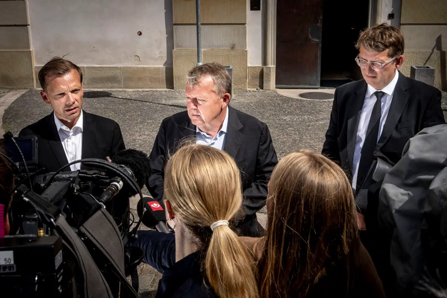 Lars Løkke Rasmussen orienterede mandag formiddag Folketingets udenrigsordførere om regeringens hensigt om at begrænse mulighederne for at brænde Koranen af. Det gjorde han sammen med justitsminister Peter Hummelgaard (S) og fungerende forsvarsminister Troels Lund Poulsen (V).