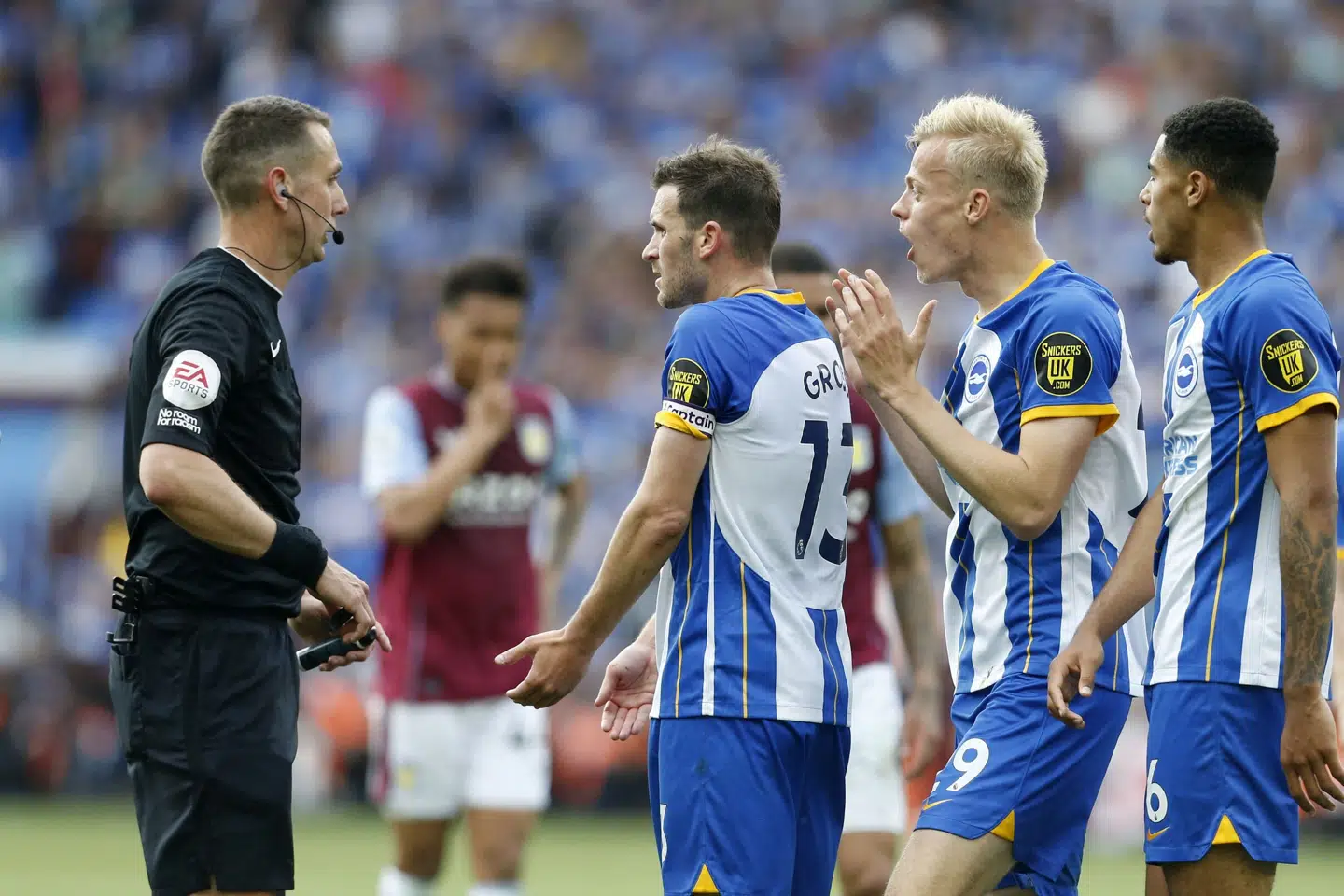 En situation som denne, hvor flere spillere omringer dommeren efter en kendelse, skal fremover koste mindst ét gult kort. Ed Sykes/Reuters