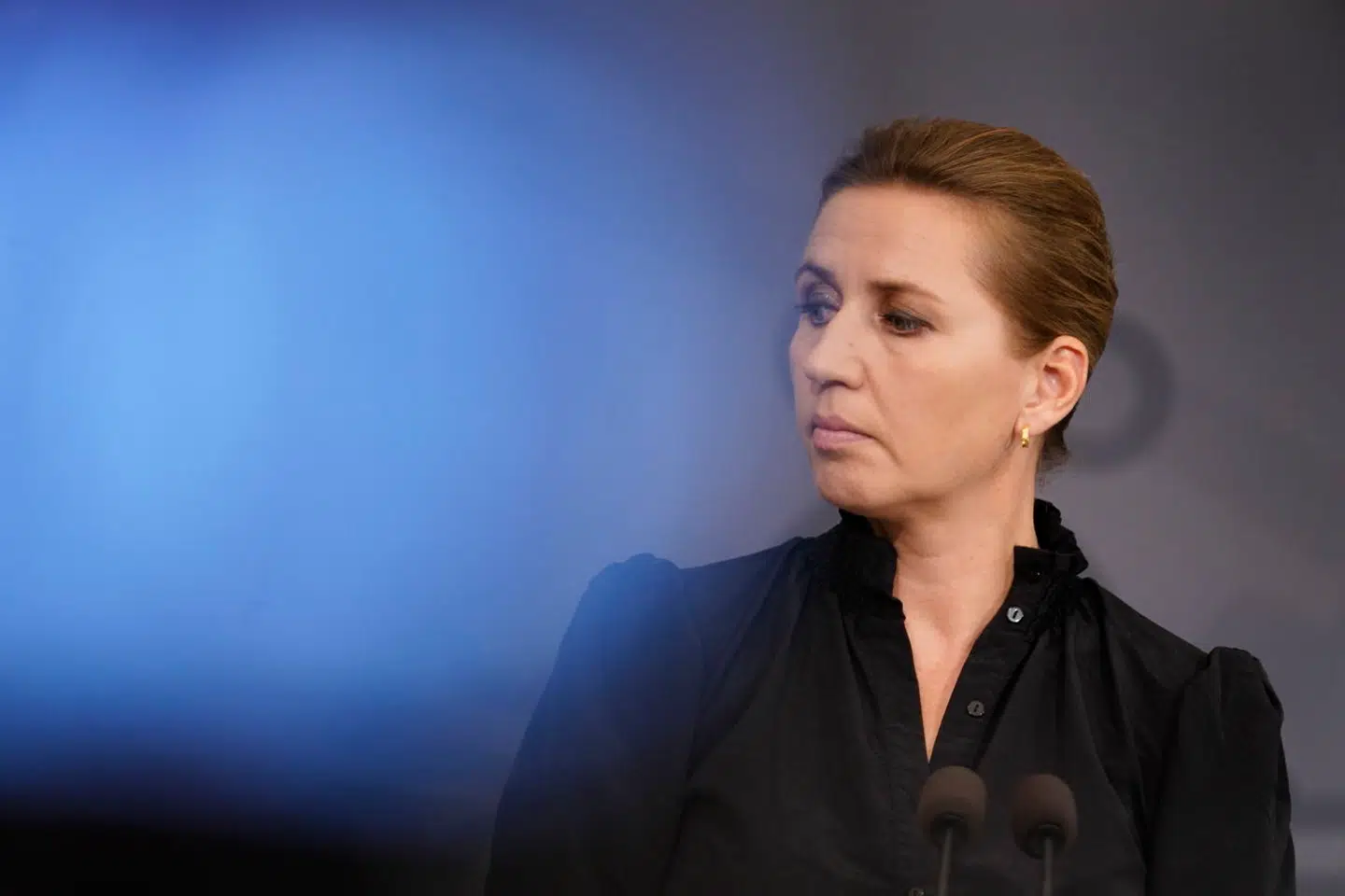 Statsminister Mette Frederiksen har fået et ry som effektiv til at håndtere store kriser. Men når det gælder det nuværende pres på Danmark, holder hun sig helt i baggrunden.