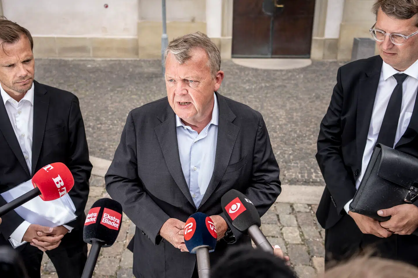 Udenrigsminister Lars Løkke Rasmussen (M), justitsminister Peter Hummelgaard (S) og fungerende forsvarsminister Troels Lund Poulsen (V) mødte ikke megen forståelse for et indgreb mod koranafbrænding, da de mandag briefede Folketingets partier.