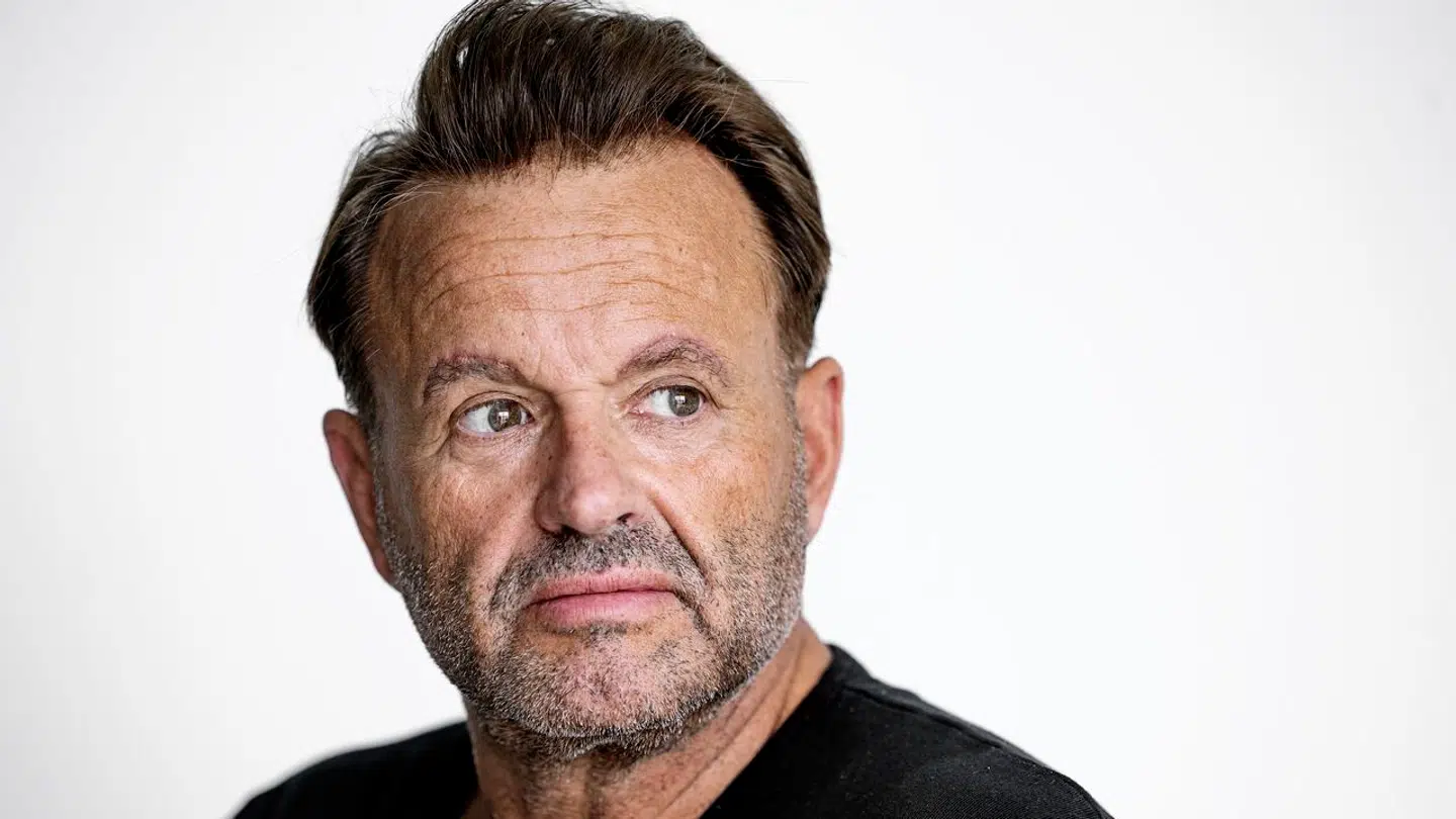 Dennis Knudsen føler sig ydmyget, fordi han ikke blev inviteret med til gallapremiere med Dronningen på den film, de arbejdede sammen på. Han har nemlig arbejdet for ikke mindst prinsesse Marie gennem mange år - og han har også mange gange før arbejdet sammen med instruktøren Bille August på hans film.