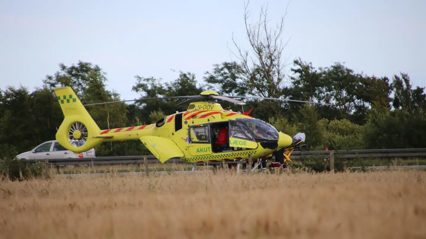 En bilist er kørt galt på motorvej E45 og er fløjet med lægehelikopter til hospitalet i Aalborg.