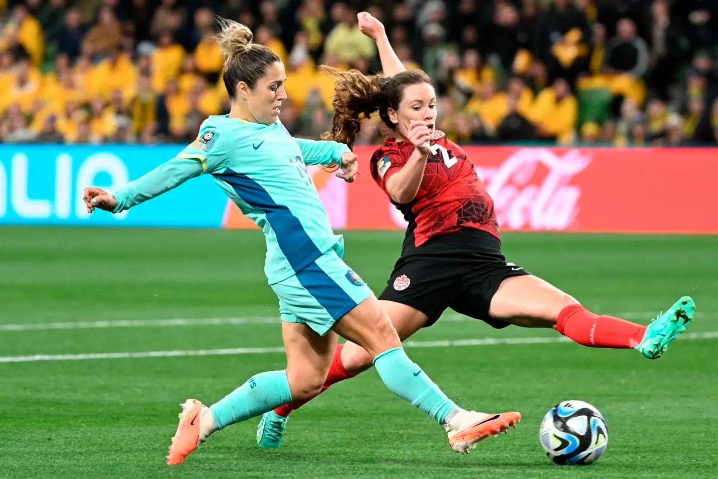 Allysha Chapman i aktion mod Australiens Katrina Gorry (tv.) i mandagens kamp.