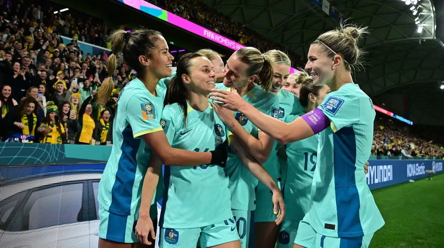 Hayley Raso jubler med holdkammeraterne efter hendes andet mål i kampen.