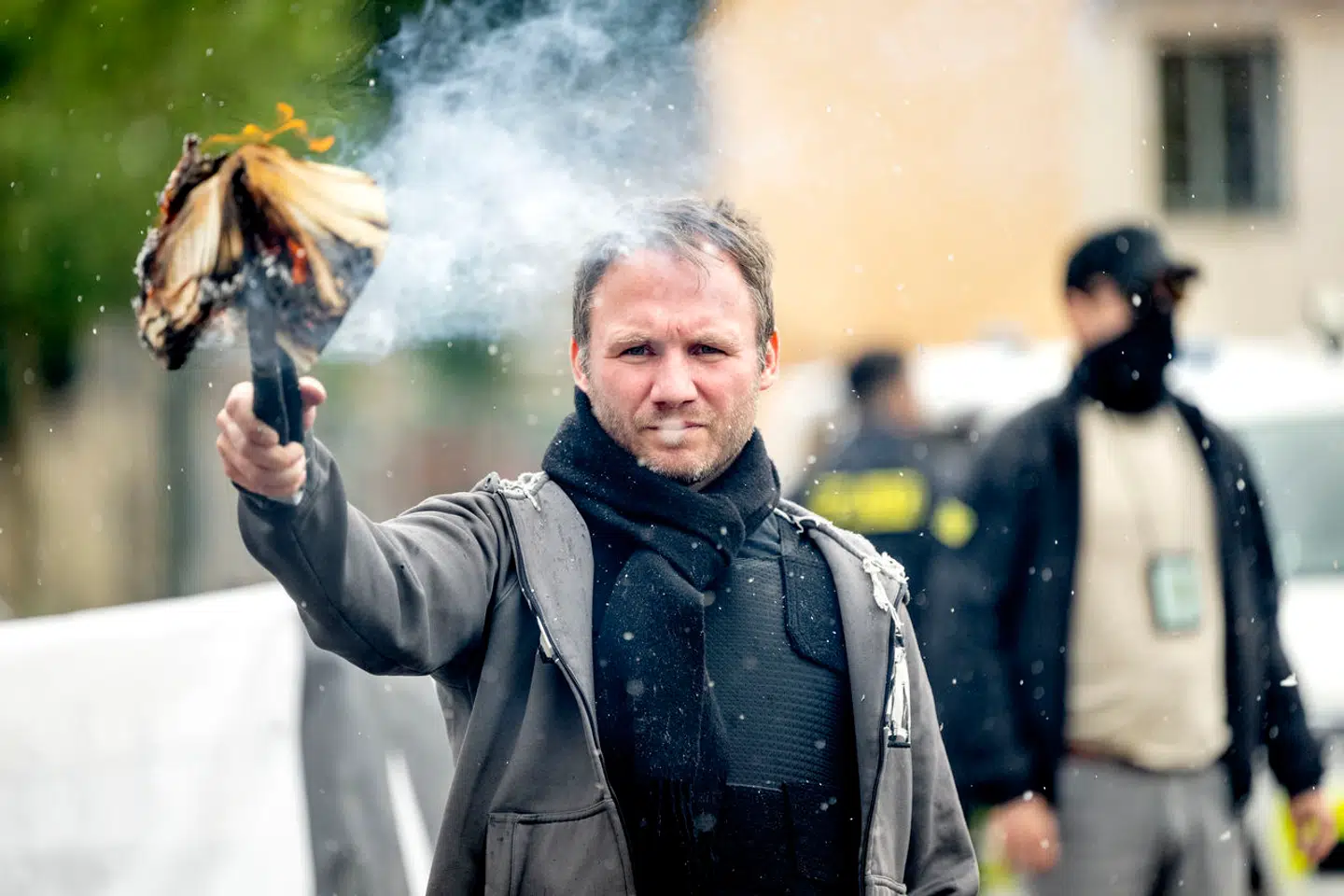 Toke Lorenzen, lederen af Danske Patrioter, brænder en koran af foran Iraks ambassade i København, mandag d. 31. juli 2023.