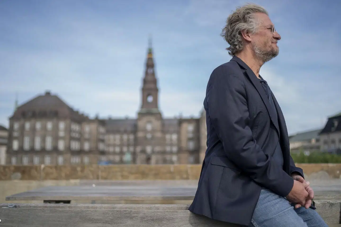 »Derfor skal jeg hermed gøre mig selv til djævelens advokat. Og stille det helt banale spørgsmål, der hidtil har manglet i den politiske samtale: Hvad nu, hvis planen går galt? Hvem har så det økonomiske, sikkerhedsmæssige, sociale og politiske ansvar?« skriver Henrik Dahl.