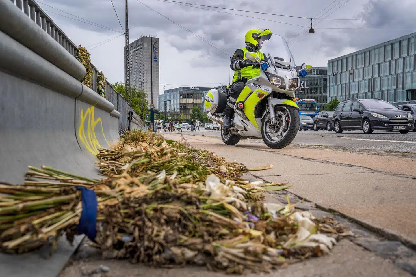 Betjenten Magnus Buhl Hansen blev ramt af en bil, som ifølge politiet kørte over 100 kilometer i timen i den københavnske bytrafik. Men den tiltalte, som er somalier, har i fem år undgået at blive stillet for retten i Danmark.