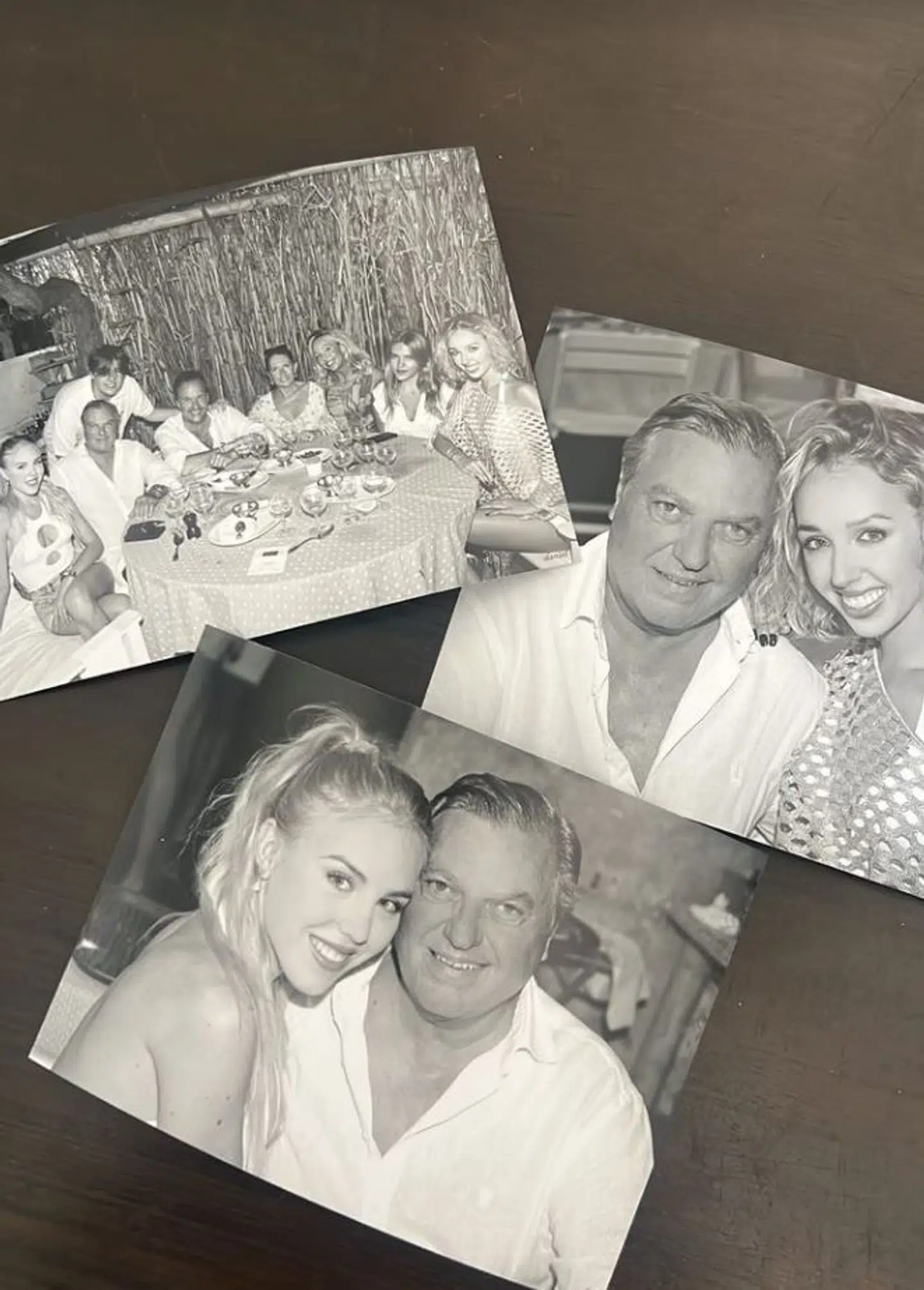 Øverst i venstre hjørne kan man se prinsen være med på billeder fra middagen i Saint Tropez. Til billedet havde prinsesse Camilla skrevet 'venner og familie'.