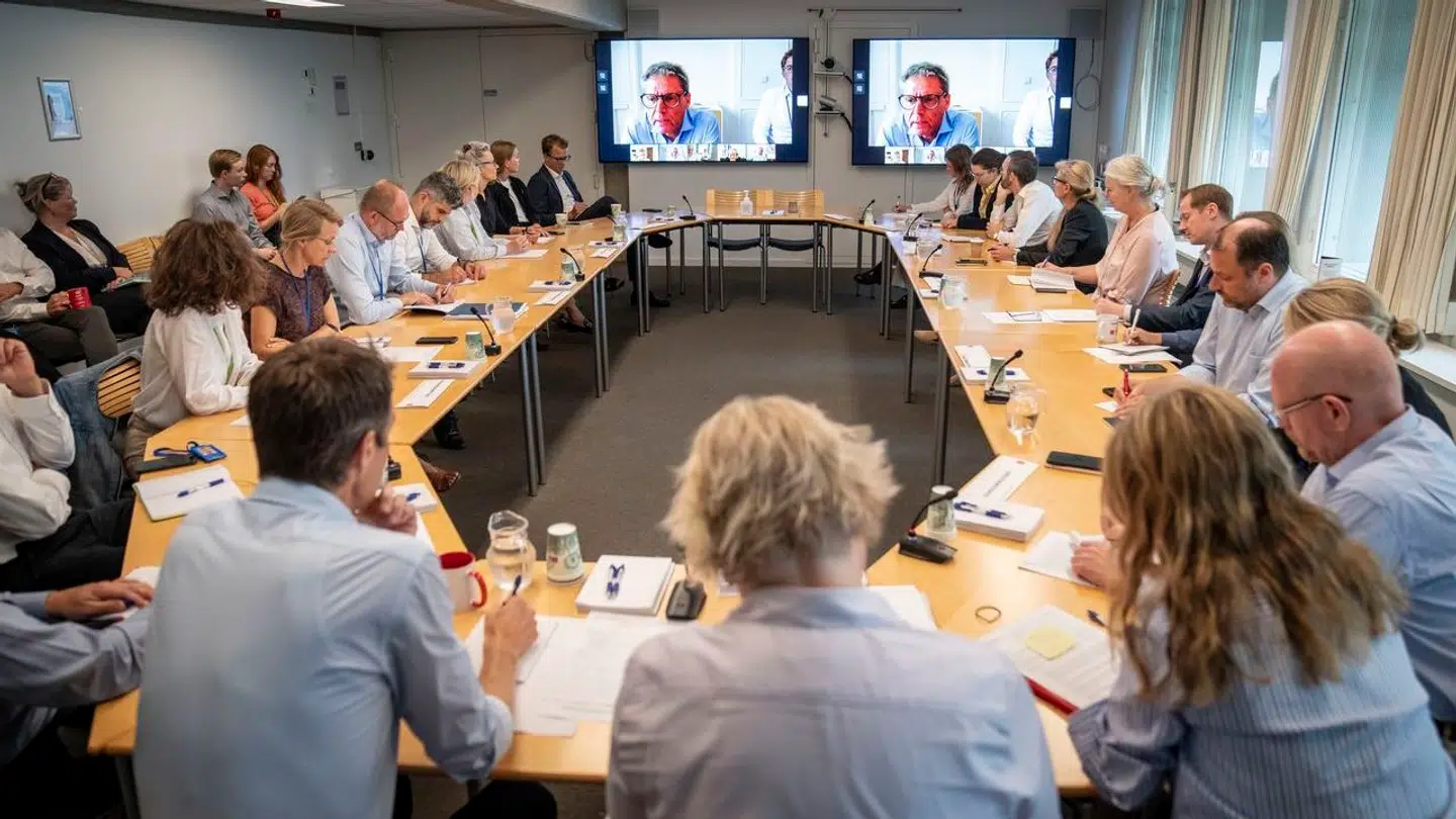 Krisemøde tirsdag i Udenrigsministeriet. Jesper Vahr, som er Danmarks ambassadør i Iran, deltager over videolink. (Foto: Mads Claus Rasmussen/Ritzau Scanpix)