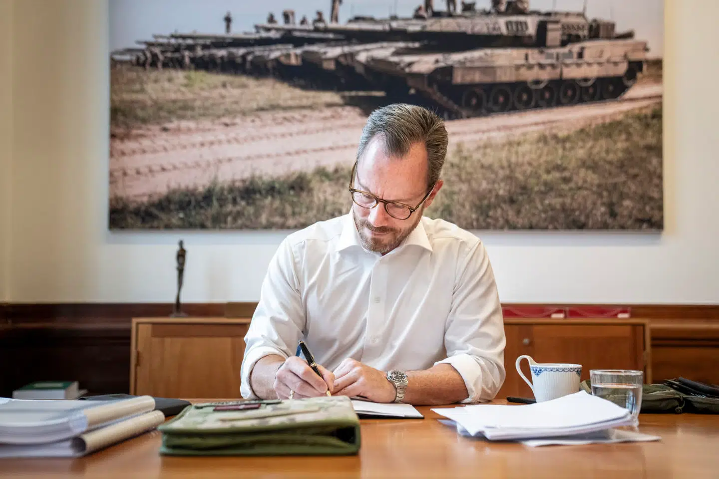 Her ses forsvarsminister Jakob Ellemann-Jensen, da han 1. august er tilbage på sit kontor i Forsvarsministeriet efter et halvt års sygemelding med stress.