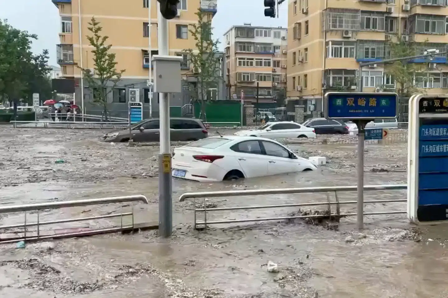 Tyfonen Doksuri har siden slutningen af sidste uge resulteret i voldsomme mængder nedbør og stærk blæst i Kina. Video Obtained By Reuters/Reuters