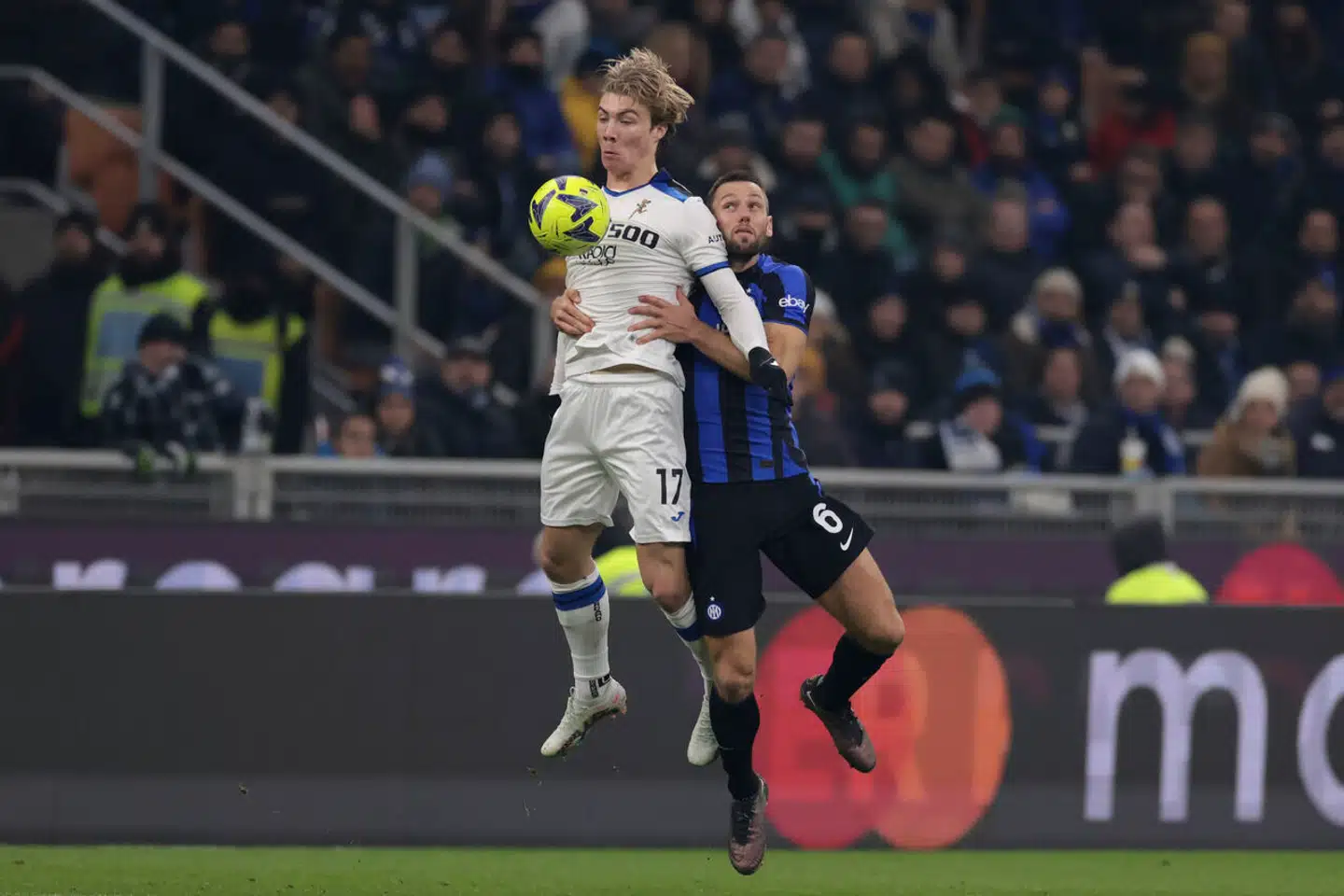 Rasmus Højlund bruger sin fysik i duel mod Inter i sidste sæson. Danskeren er nu fortid i Atalanta og skifter til Manchester United, en af verdens største fodboldklubber.