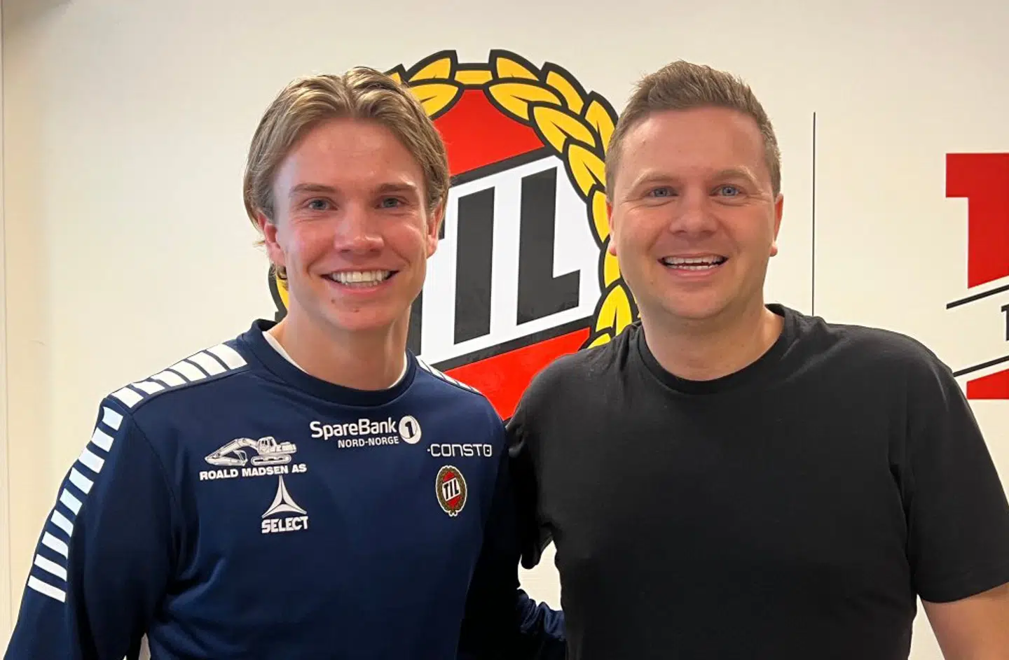 Den unge Niklas Vesterlund har stor succes i norske Tromsø. Her ses han sammen med klubbens sportchef Lars Petter Andressen