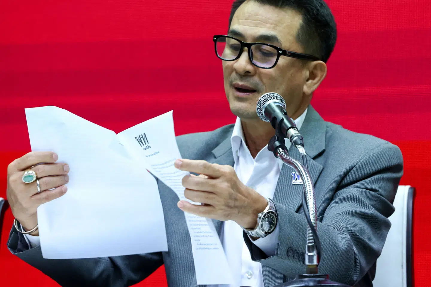 Pheu Thai-leder Chonlanan Srikaew har onsdag meddelt, at regeringsforhandlingerne i Thailand fortsætter uden partiet Gå Fremad, som ellers blev landets største ved et parlamentsvalg i maj.