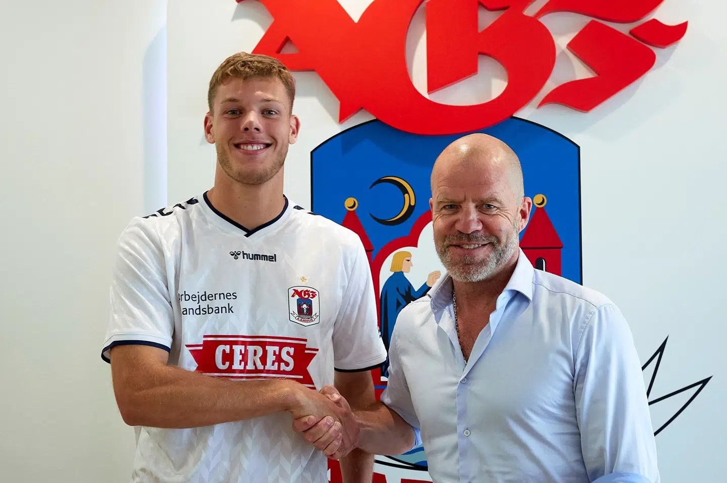 Tobias Anker, da han skrev under på kontrakten med AGF. Til højre ses den aarhusianske klubs sportschef Stig Inge Bjørnebye