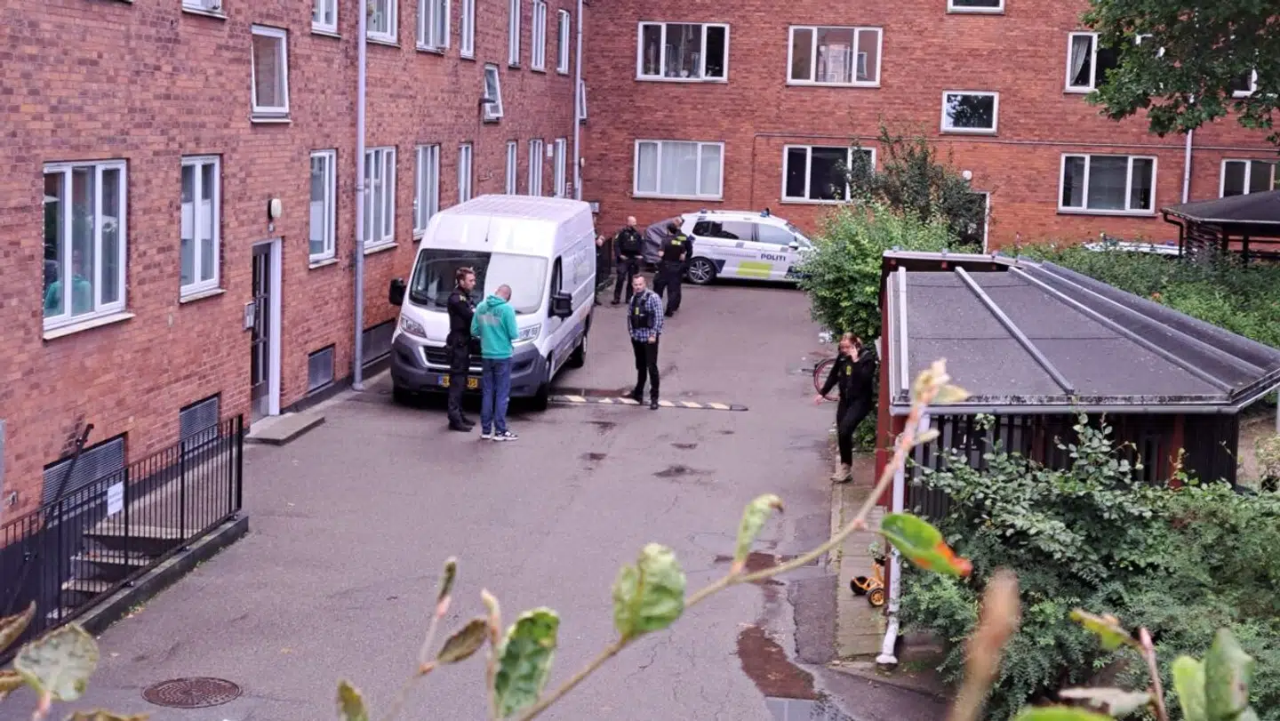 Offeret blev både slået og sparket i sin lejlighed på Peter Bangs Vej på Frederiksberg af de fire overfaldsmænd, inden politiet nåede frem og befriede ham.