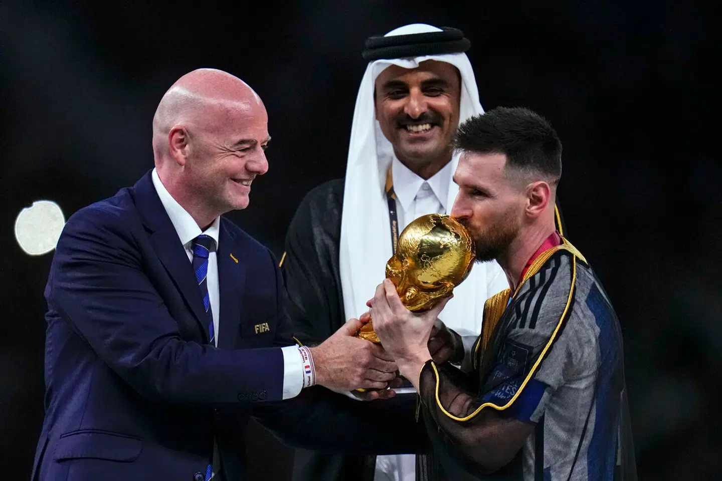 »Var man for alvor i tvivl om, at pengene fylder i fodbold, fik man ved VM i Qatar klar besked fra fodboldens øverste organ,« skriver Charlotte Broman Mølbæk og Sigurd Agersnap.