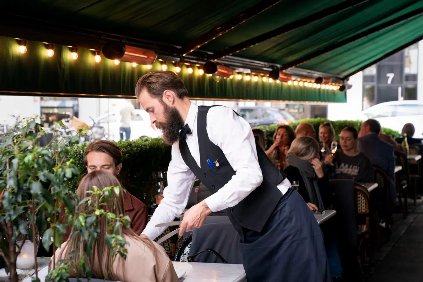 »Jeg synes simpelthen, at det her er så grotesk nedladende. Og jeg kan kun forestille mig, hvordan Damm med et larmende kropssprog, der har involveret højlydt fnys og himmelvendte øjne, bestemt ikke har været tilfreds med situationen,« skriver Jeppe Møller-Herskind.