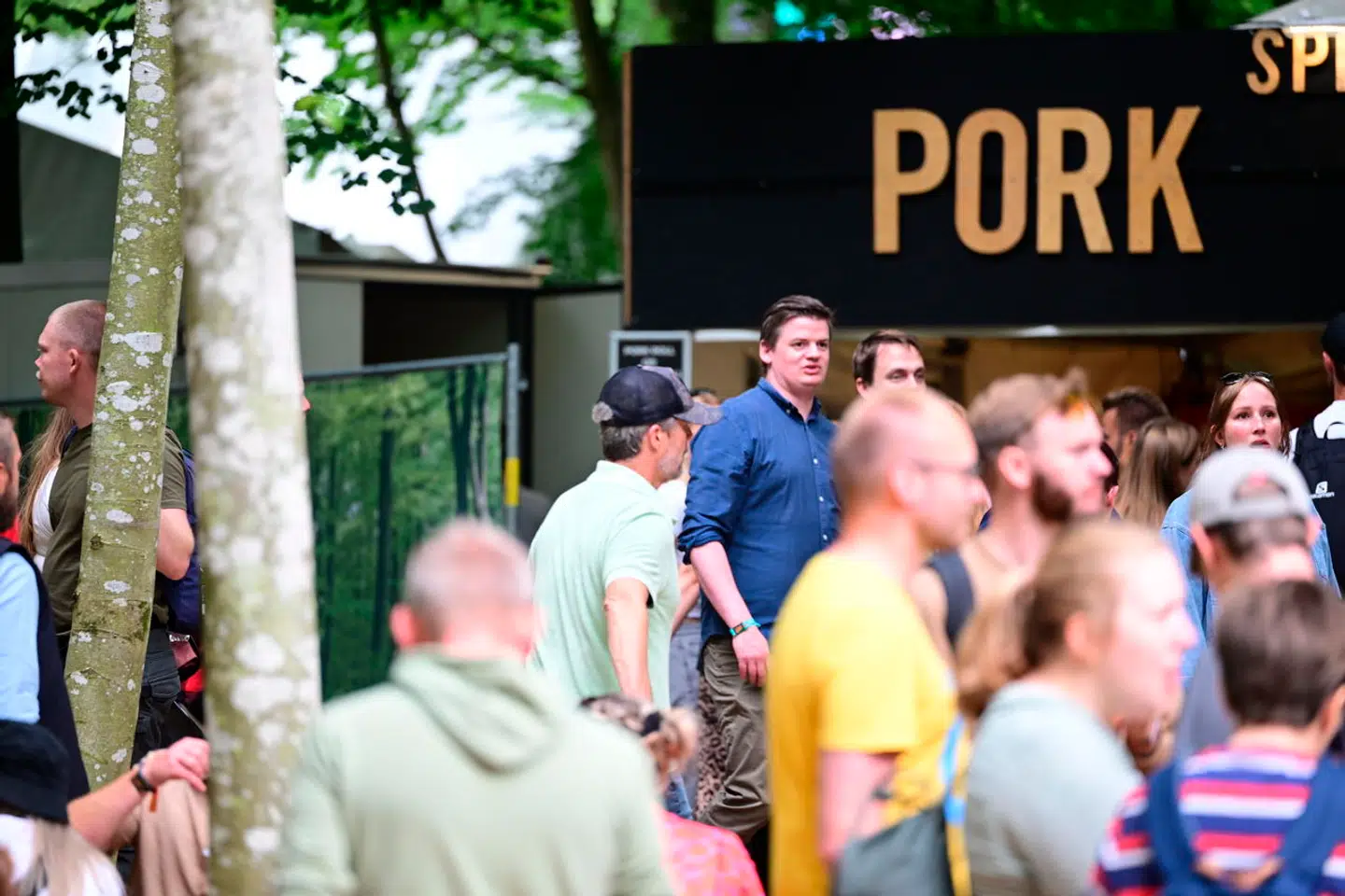 Kronprins Frederik mængede sig foran Bøgescenen, hvor han var til Hugorm-koncert.