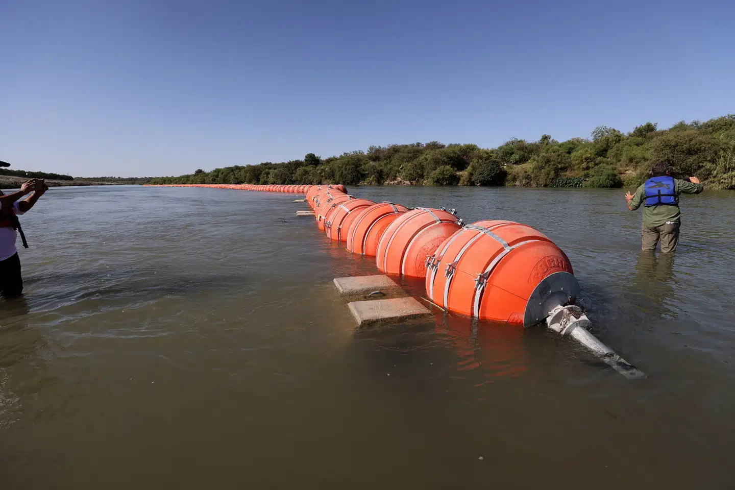 Barrieren bestående af bøjer midt i Rio Grande skal holde migranter fra Mellem- og Sydamerika ude af USA.