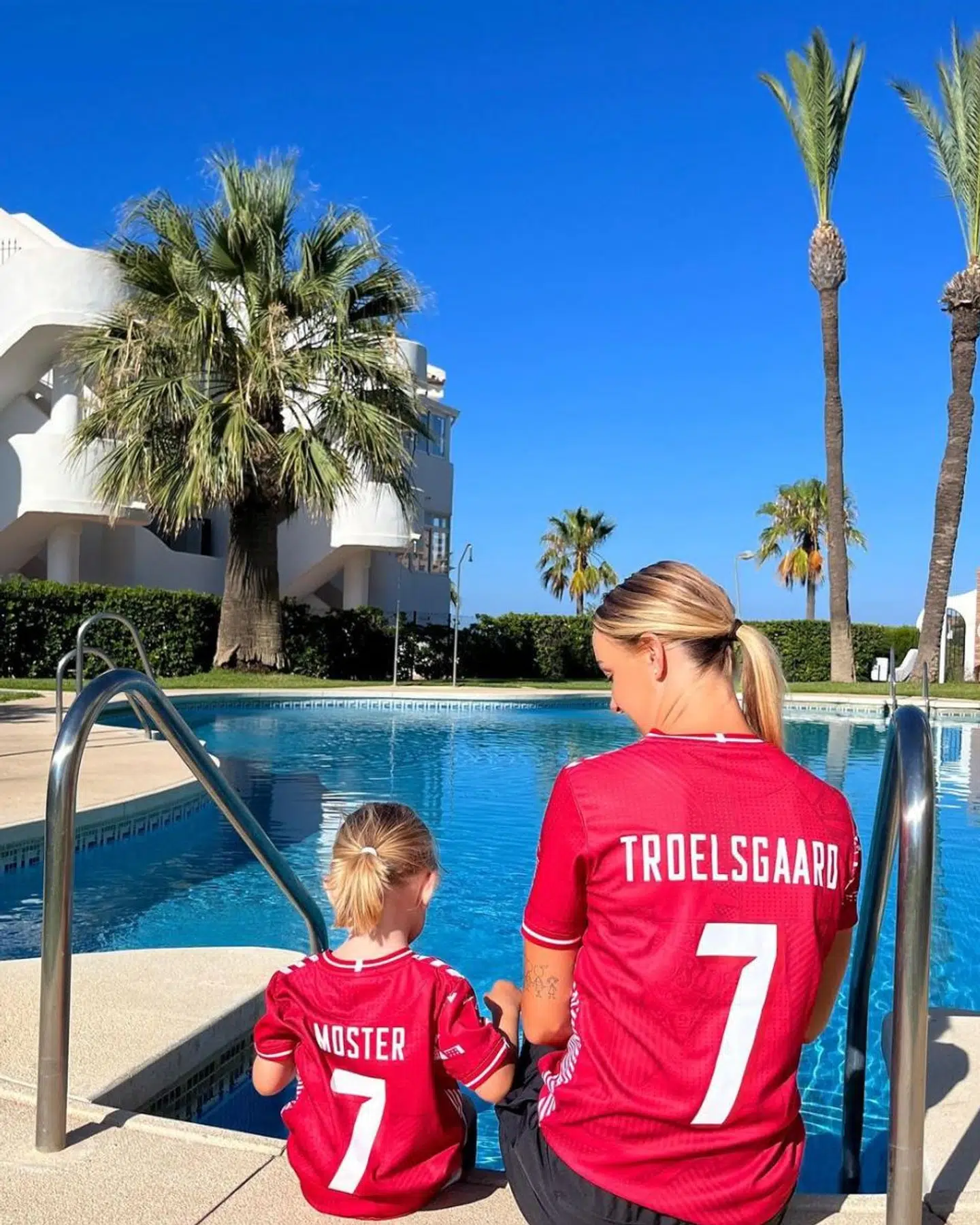 Familien Troelsgaard har heppet med fra ferien i Spanien.