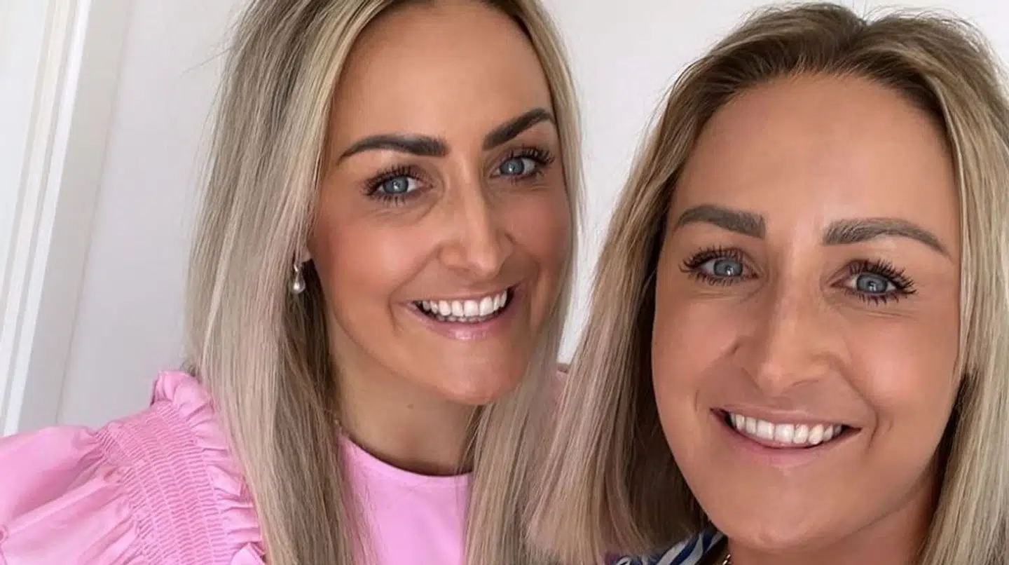 Lotte Troelsgaard (tv.) har lagt støvlerne på hylden, mens søsteren, Sanne Troelsgaard, stadig spiller på det danske landshold.