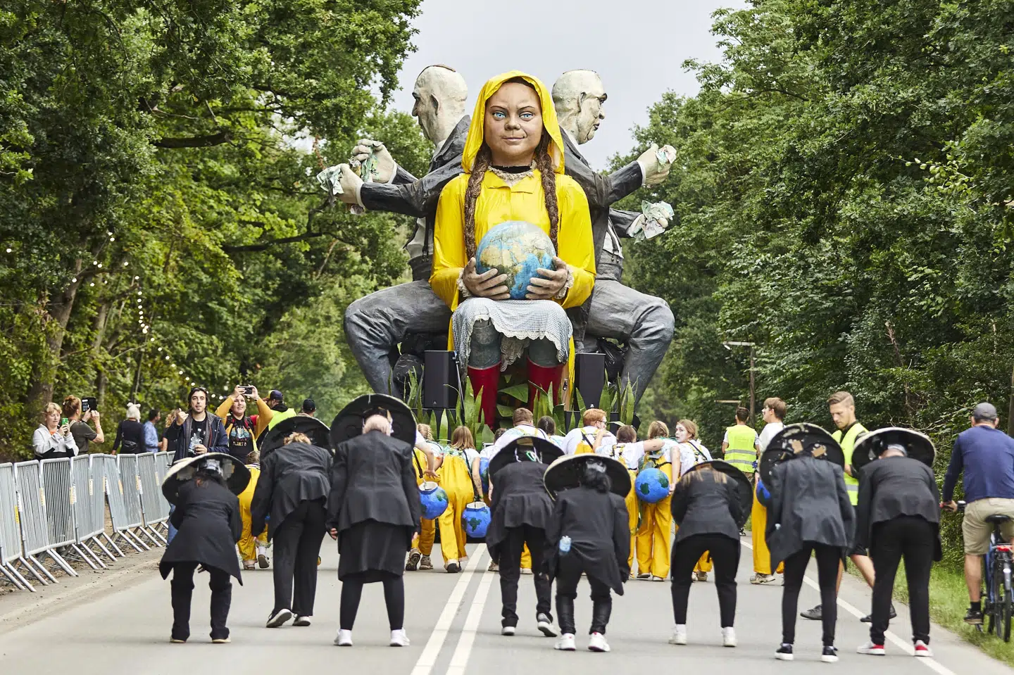 Med i torsdagens optog var en stor papmachéfigur, der skulle forestille klimaaktivisten Greta Thunberg med jordkloden i hænderne. Mikkel Berg Pedersen/Ritzau Scanpix