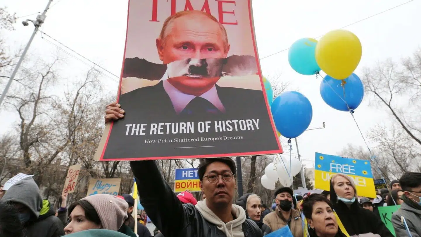 Da krigen brød ud gik tusindvis af kasakher på gaderne for at vise utilfredshed med krigen. Her er det en demonstrant i storbyen Almaty.