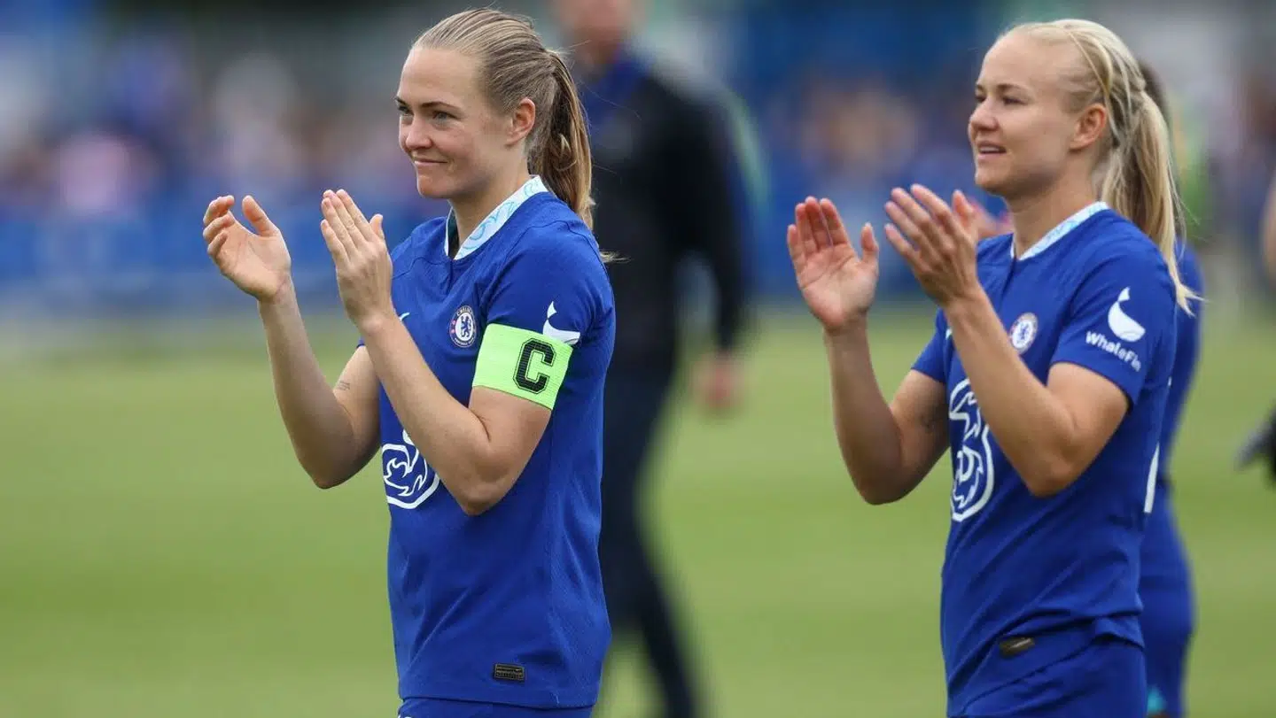 Pernille Harder og Magdalena Eriksson siger farvel til de engelske fans, efter den sidste kamp for Chelsea.