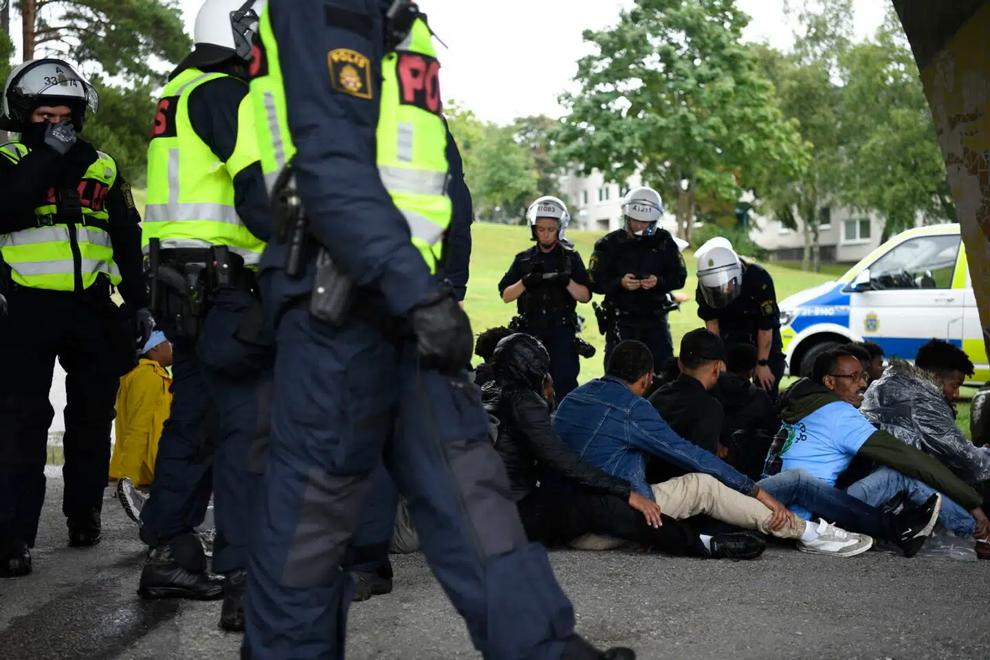 Efter flere timer med uroligheder fik det svenske politi kontrol over situationen. Foto: Oscar Olsson / TT / kod 12046. (Foto: 12046 Oscar Olsson/ TT/Ritzau Scanpix)