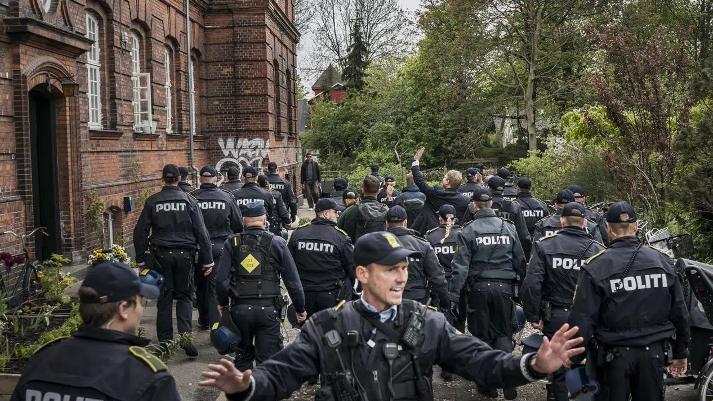 Politibetjente har i de seneste år beskyttet demonstranter som Rasmus Paludan, når de har brændt koraner af. Snart vil det dog ændre sig, fordi regeringen vil begrænse muligheden for at afbrænde koraner.