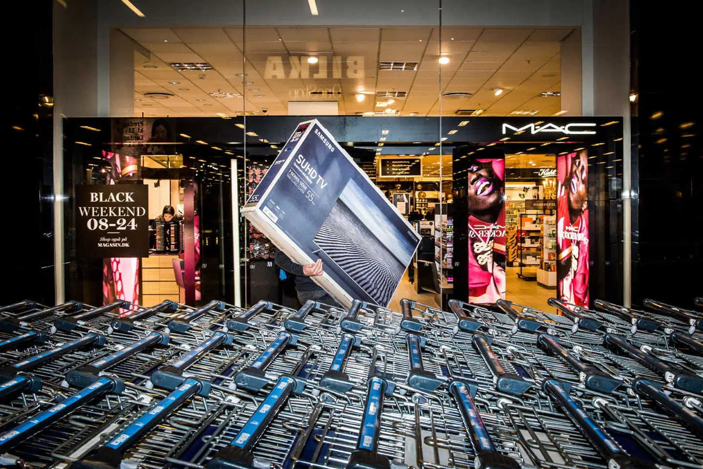 »Vi skal arbejde meget mere og allerhelst til en helt anden timeløn, for det skal kunne betale sig at reparere og servicere i stedet for at købe nyt,« skriver Lotte Hansen.