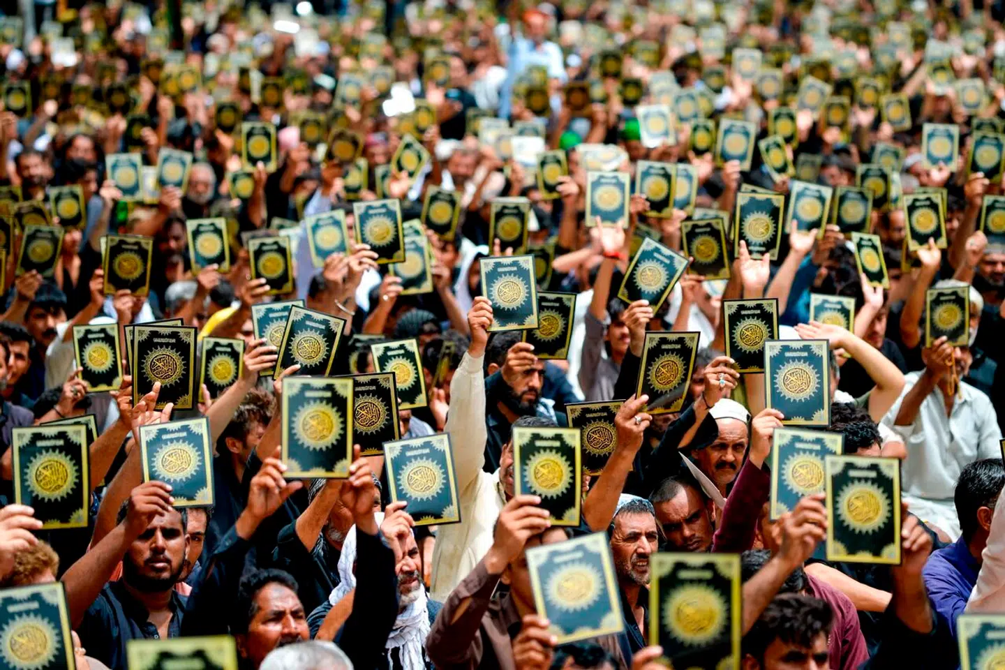 Verden over har mennesker demonstreret oven på flere koranafbrændinger i Sverige og Danmark. Her i Pakistans største by, Karachi.