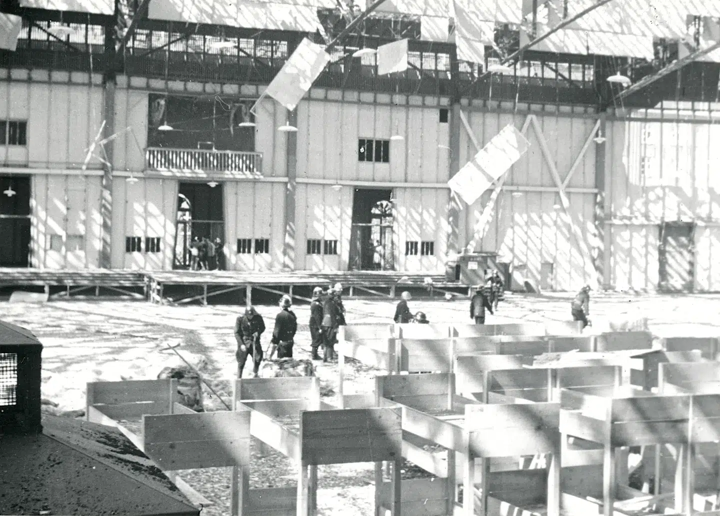 Forum efter sabotagen. Her ses flere af de etagesenge, der skulle bruges til den kommende soldaterindkvatering. Foto: Frihedsmuseet/Nationalmuseet