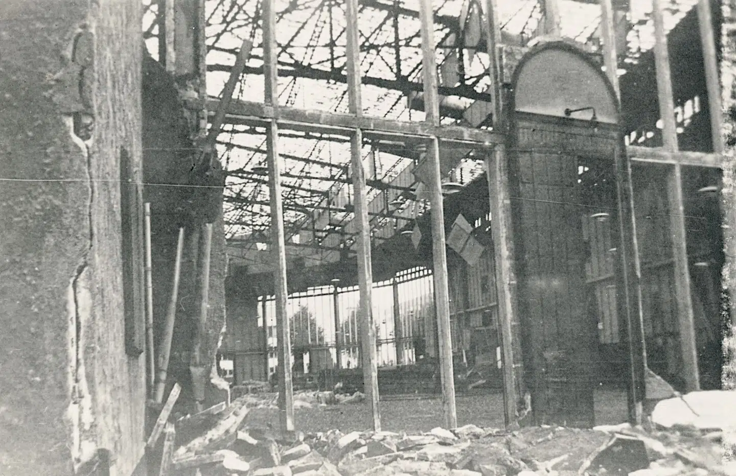 Skaderne var til at få øje på, da bomben var gået af. Foto: Frihedsmuseet/Frihedsmuseet