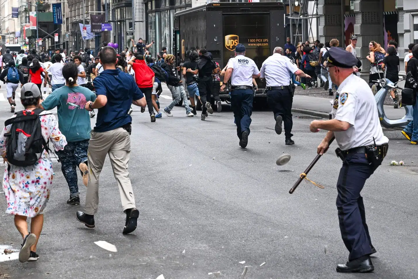 Der blev både kastet med tallerkener og stole, da den megapopulære streamer Kai Cenat dukkede op i New York City fredag eftermiddag. Alexi J. Rosenfeld/Ritzau Scanpix