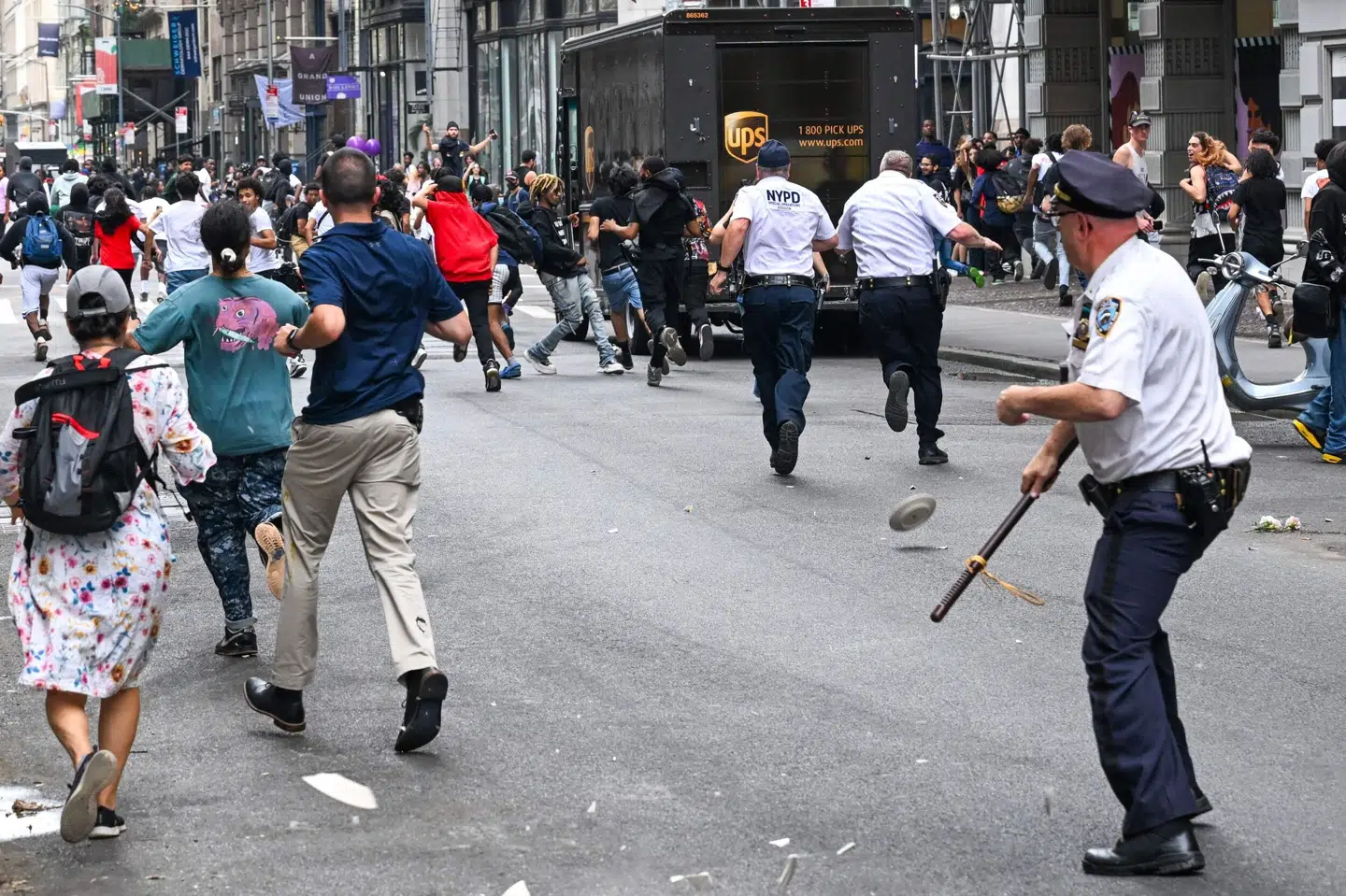 Der blev både kastet med tallerkener og stole, da den megapopulære streamer Kai Cenat dukkede op i New York City fredag eftermiddag. Alexi J. Rosenfeld/Ritzau Scanpix