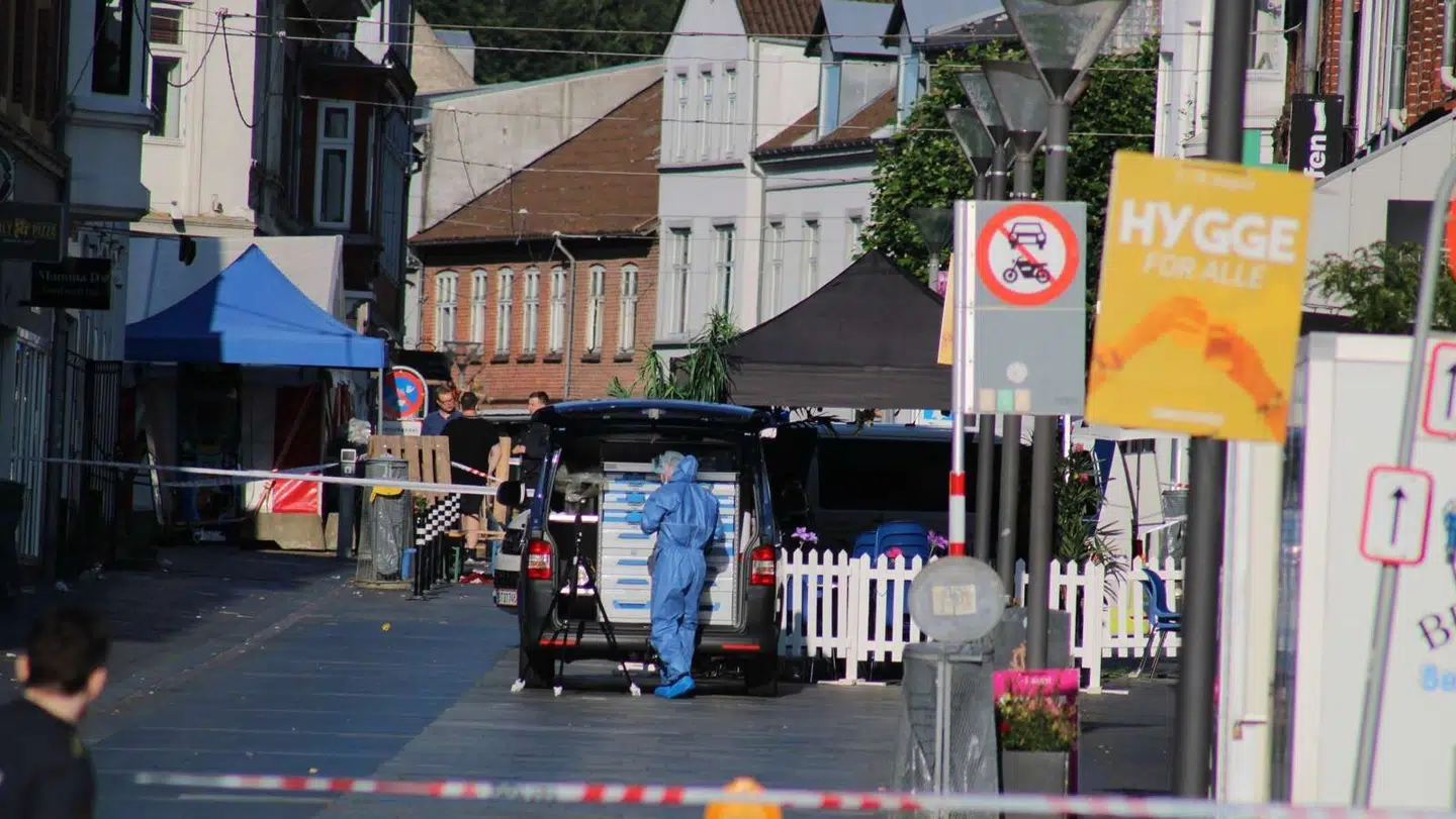 En 32-årig mand er i kritisk tilstand, efter han natten til lørdag blev stukket med kniv i Odder.