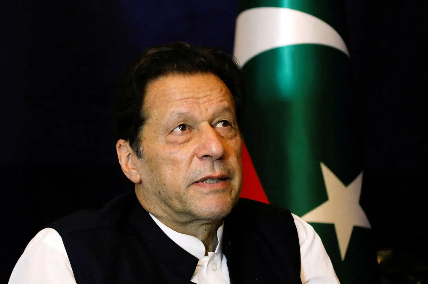 Pakistans tidligere premierminister Imran Khan er blevet idømt tre års fængsel for at stjæle og videresælge gaver. Det skriver lokale medier ifølge Reuters.