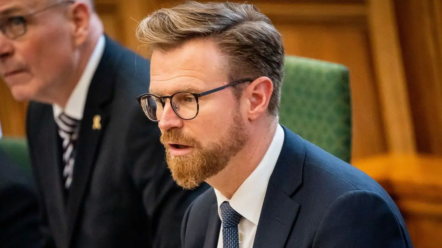 Finansordfører og tidligere minister Benny Engelbrecht (S) påstår, han i sin ferie har været 'helt væk' fra sociale medier – men han har liket 61 opslag på det sociale medie X.
